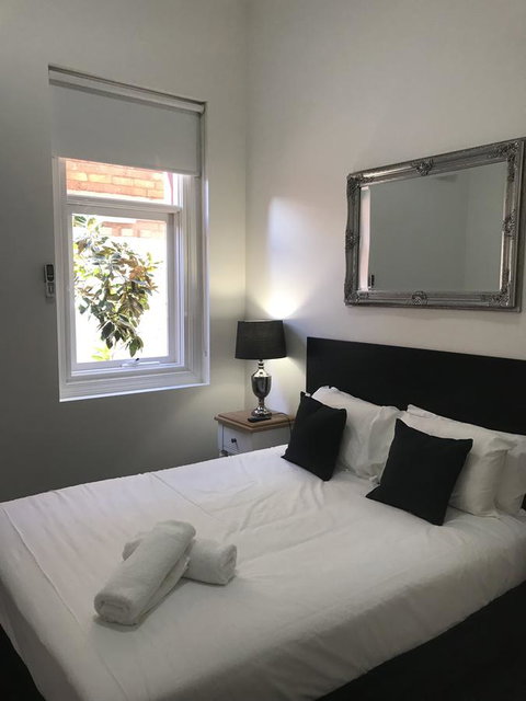 CROWN CENTRAL BUSINESS DISTRICT MOTEL - NO UNDER 18s - Rental Cars 18