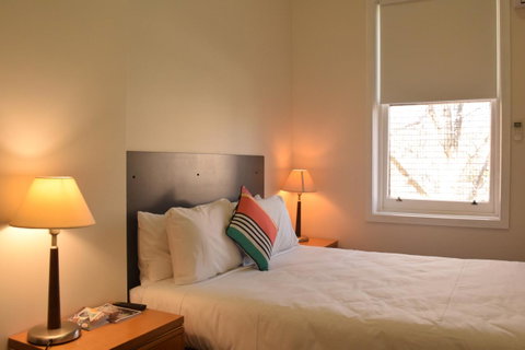 CROWN CENTRAL BUSINESS DISTRICT MOTEL - NO UNDER 18s - Rental Cars 32