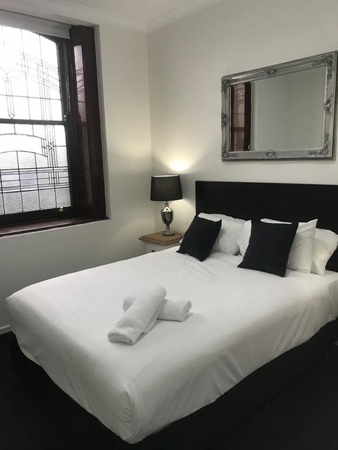 CROWN CENTRAL BUSINESS DISTRICT MOTEL - NO UNDER 18s - Rental Cars 0