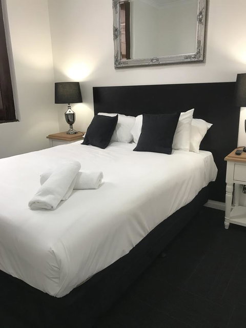 CROWN CENTRAL BUSINESS DISTRICT MOTEL - NO UNDER 18s - Rental Cars 19