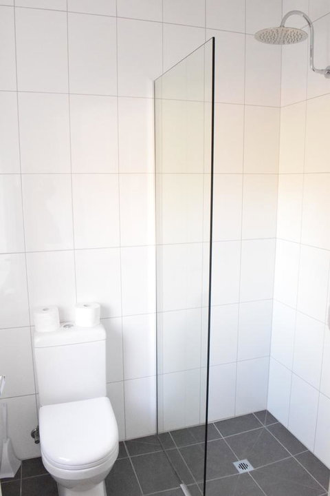 CROWN CENTRAL BUSINESS DISTRICT MOTEL - NO UNDER 18s - Rental Cars 30