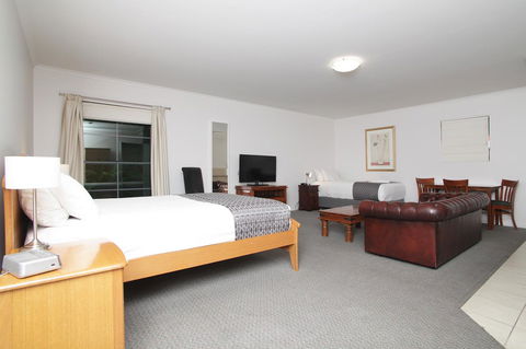Quality Inn & Suites The Menzies - Rental Cars 9