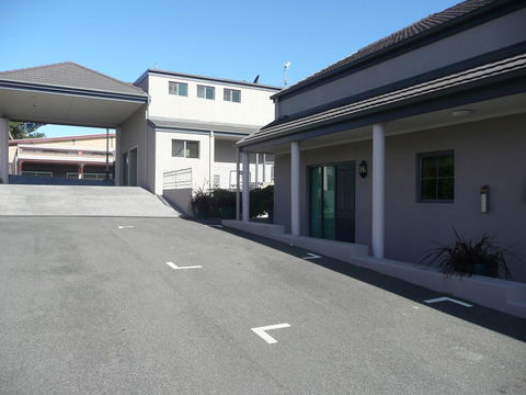 Quality Inn & Suites The Menzies - Rental Cars 5