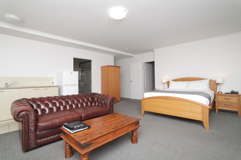 Quality Inn & Suites The Menzies - Rental Cars 8