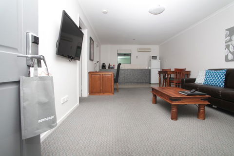 Quality Inn & Suites The Menzies - Rental Cars 40