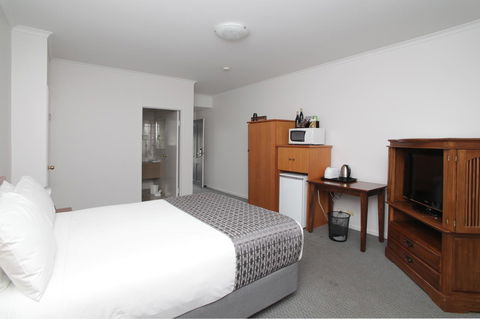 Quality Inn & Suites The Menzies - Rental Cars 7