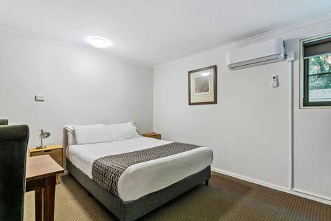Quality Inn & Suites The Menzies - Rental Cars 3