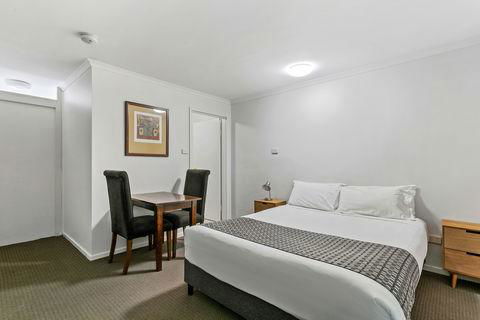 Quality Inn & Suites The Menzies - Rental Cars 2