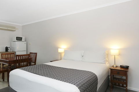 Quality Inn & Suites The Menzies - Rental Cars 16