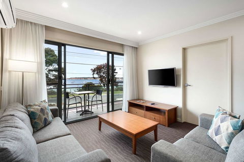 Quality Hotel Bayside Geelong - Rental Cars 1