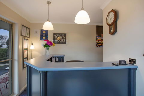 Hamilton Townhouse Motel - Rental Cars 12