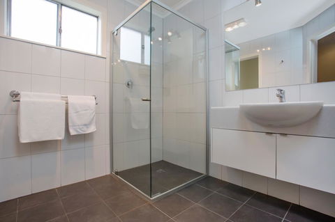 Hamilton Townhouse Motel - Rental Cars 17