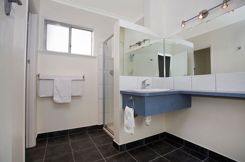 Hamilton Townhouse Motel - Rental Cars 9
