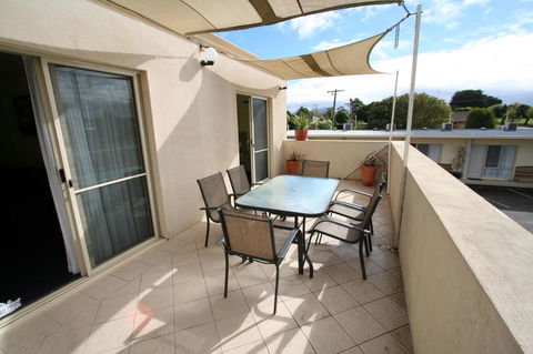 Hamilton Townhouse Motel - Rental Cars 3