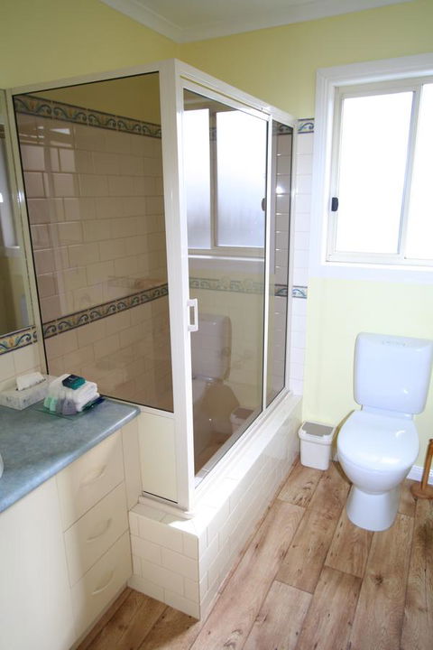 Hamilton Townhouse Motel - Rental Cars 5