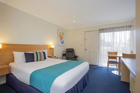 Hamilton Townhouse Motel - Rental Cars 1