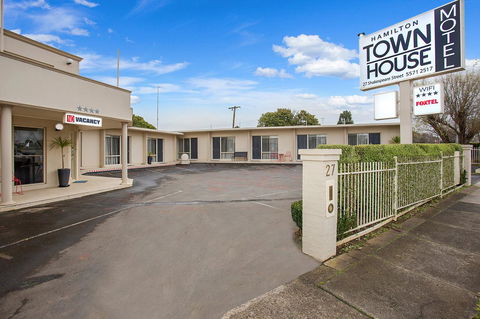 Hamilton Townhouse Motel - Rental Cars 14