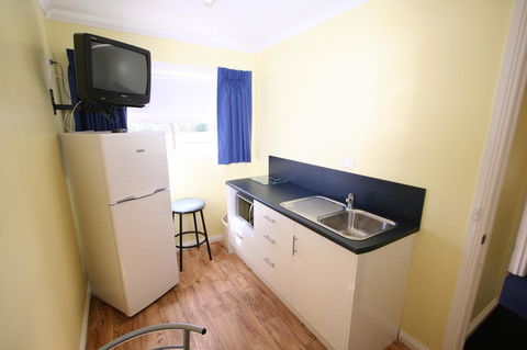 Hamilton Townhouse Motel - Rental Cars 4