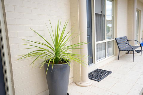 Hamilton Townhouse Motel - Rental Cars 8