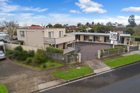 Hamilton Townhouse Motel - Rental Cars 7