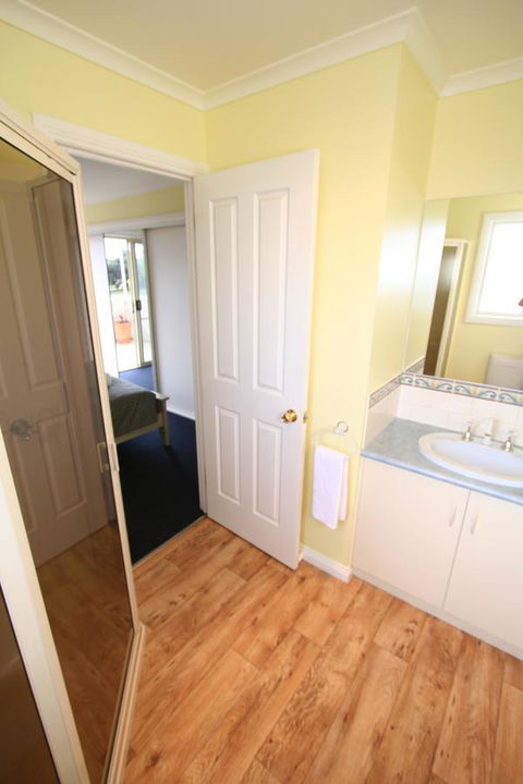 Hamilton Townhouse Motel - Rental Cars 2