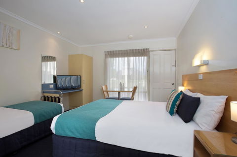 Hamilton Townhouse Motel - Rental Cars 10