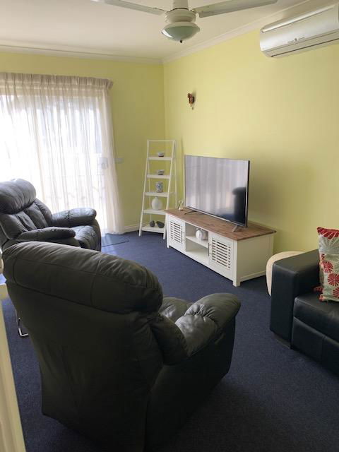 Hamilton Townhouse Motel - Rental Cars 6
