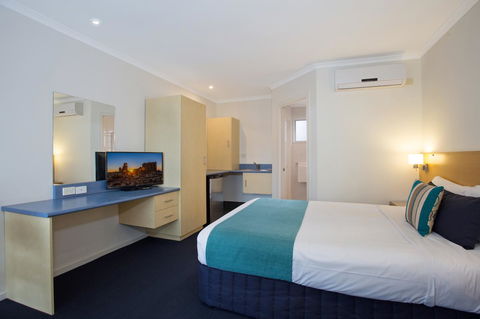 Hamilton Townhouse Motel - Rental Cars 0