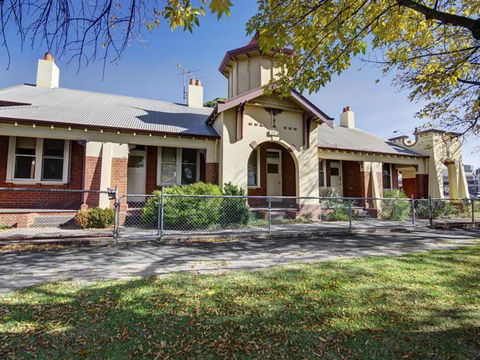 Boutique Heritage Studios On Ryrie Geelong CBD Opposite Hospital - Rental Cars 4