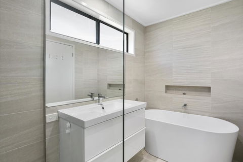 Fairhills - NEW LISTING, Beautifully Styled - Rental Cars 7