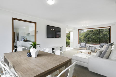 Fairhills - NEW LISTING, Beautifully Styled - Rental Cars 1