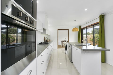 Fairhills - NEW LISTING, Beautifully Styled - Rental Cars 2