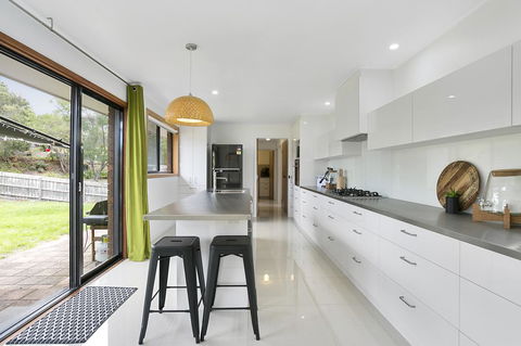 Fairhills - NEW LISTING, Beautifully Styled - Rental Cars 0