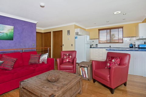 THE BOARDROOM ON BANKSIA - 11 Banksia Ave Bonny Hills - Rental Cars 0