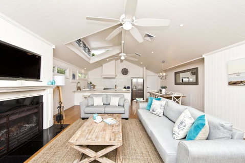 The Hamptons Beach House On Dutchies - Rental Cars 0