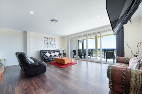 The Oasis - 6 Turnberry Drive, Links Lady Bay - Rental Cars 1