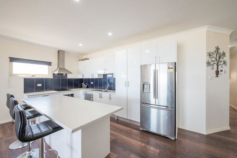 The Oasis - 6 Turnberry Drive, Links Lady Bay - Rental Cars 3