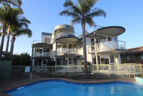 The Palms Apartments - Rental Cars 1