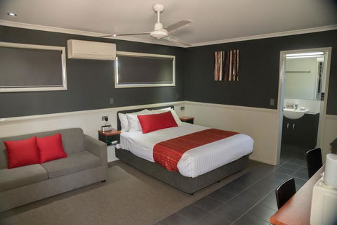 The Rocks Motel - Rental Cars 1