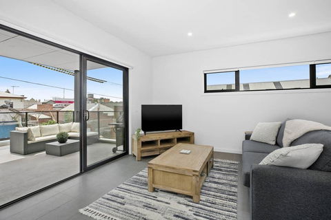 The Ryan Geelong CBD - Rental Cars 2