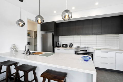 The Ryan Geelong CBD - Rental Cars 1