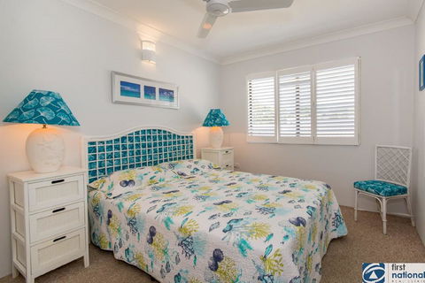 VIEWS VIEWS VIEWS! Front Top Floor Waterfront Unit - Chnook Apartments South Esp, Bongaree - Rental Cars 2