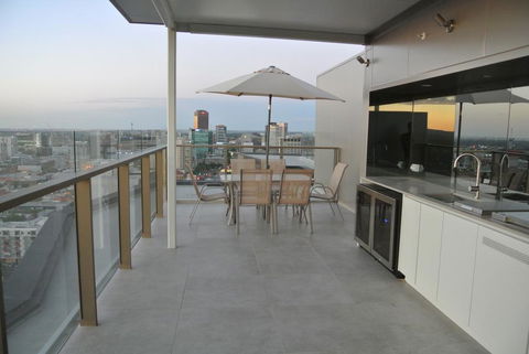 VUE Penthouse On King William - Rental Cars 0