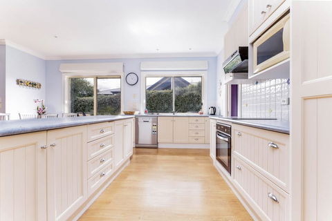 WALKIN ON SUNSHINE - STROLL TO BEACH BREAK - Rental Cars 2