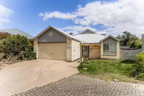 WALKIN ON SUNSHINE - STROLL TO BEACH BREAK - Rental Cars 0