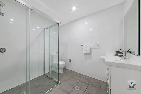 WARRICK FRAM 3 BEDS APT FREE PARKING WALK TO WESTFIELD CLOSE TO HOSPITAL NWF003 - Rental Cars 3