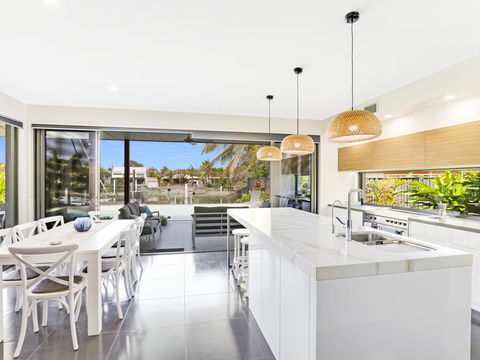 WATERFRONT HOME BORDERING MOOLOOLABA - Rental Cars 3