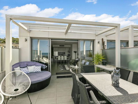 WATERFRONT THREE- In The Heart Of Lorne - Rental Cars 1