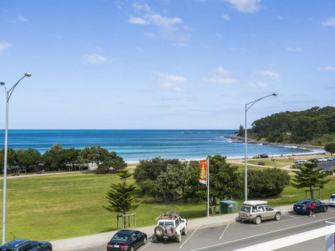 WATERFRONT THREE- In The Heart Of Lorne - Rental Cars 2