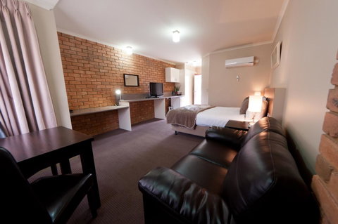 National Hotel Complex Bendigo - Rental Cars 0